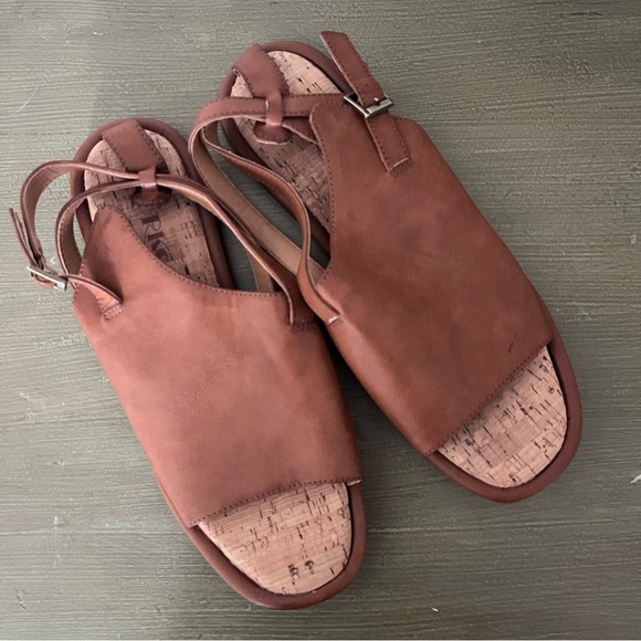 Tan Leather Sandals NWOT Korks Comfy Flats Euro Beachy Casual Vacation - Picture 4 of 6